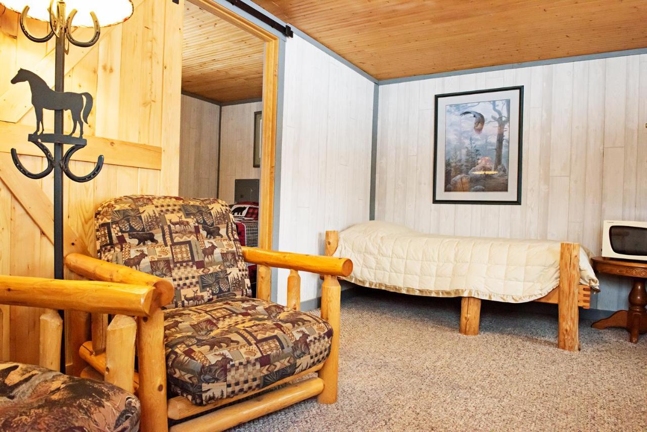 Hotel Spur Of The Moment Ranch Mountain Exterior foto