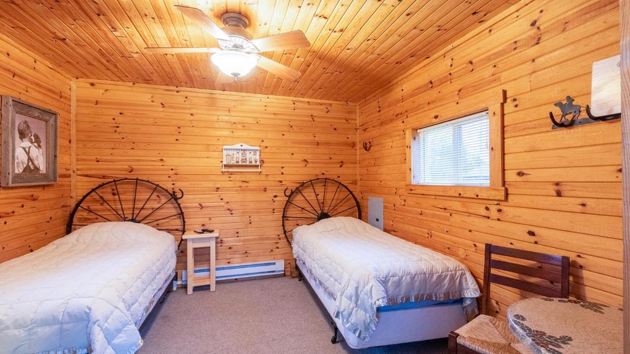 Hotel Spur Of The Moment Ranch Mountain Exterior foto
